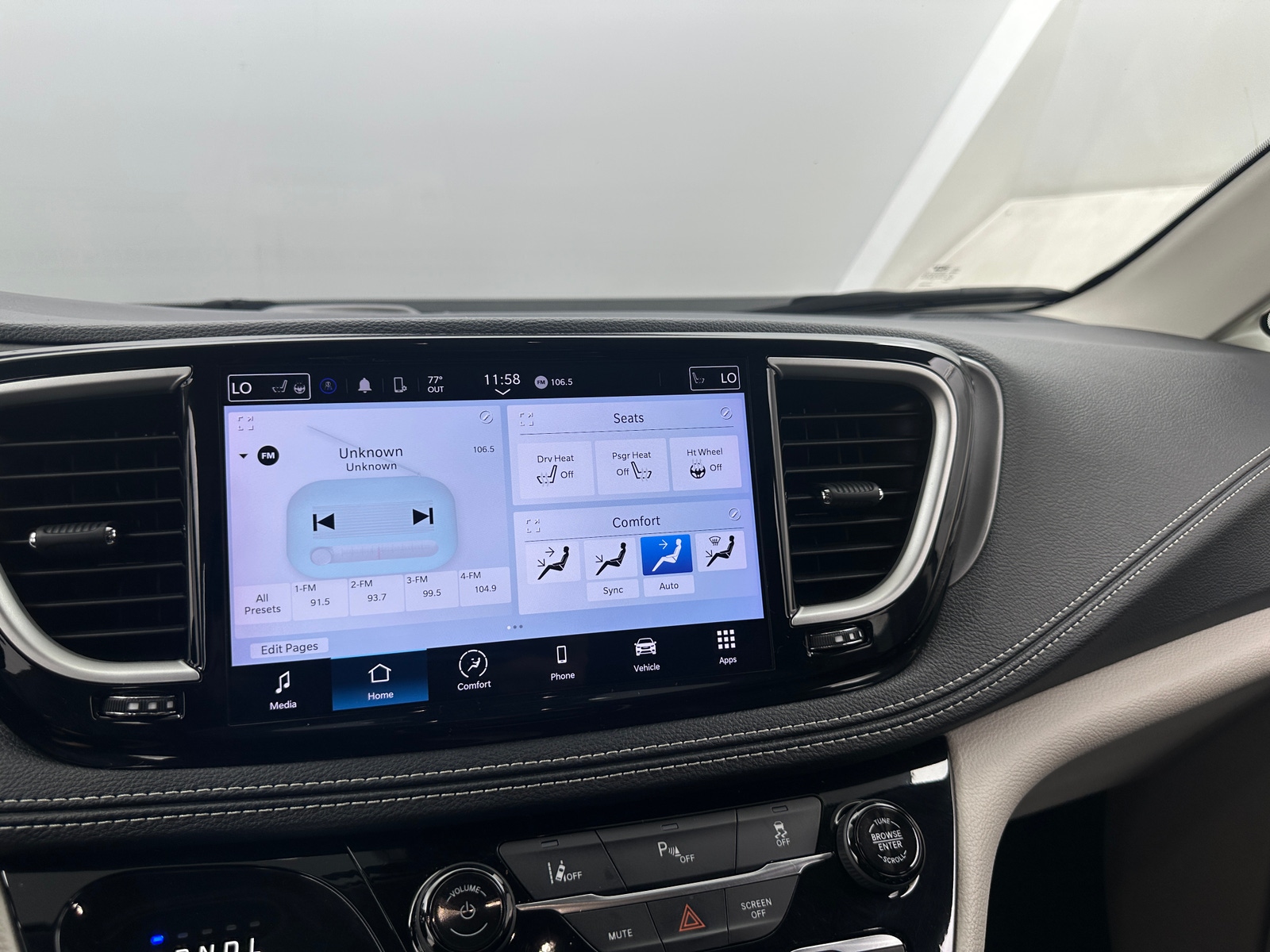 Thumbnail: 2023 Chrysler Pacifica - 3