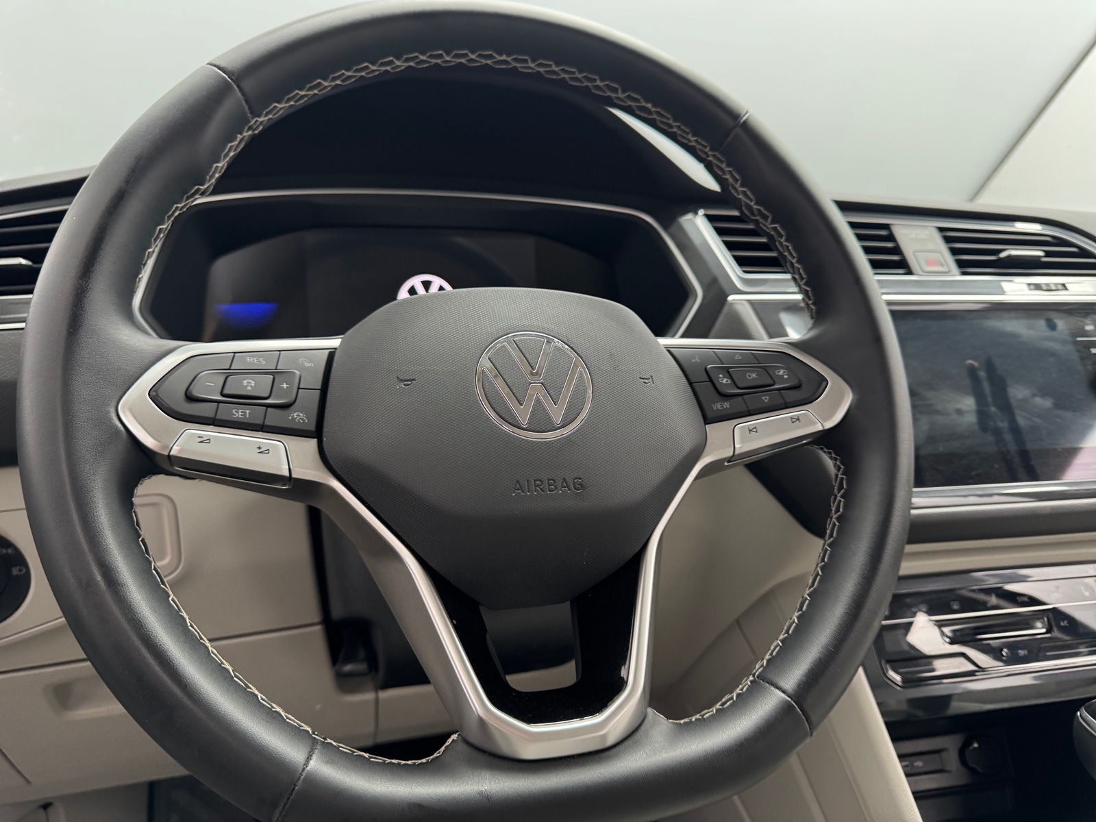 Thumbnail: 2023 Volkswagen Tiguan - 4