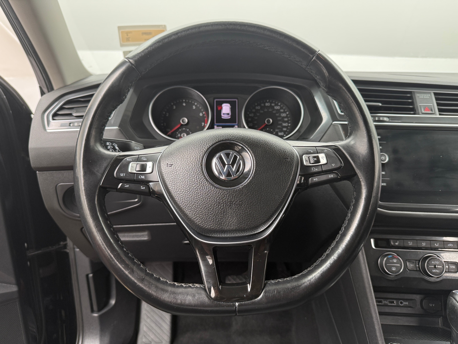 Thumbnail: 2018 Volkswagen Tiguan - 4