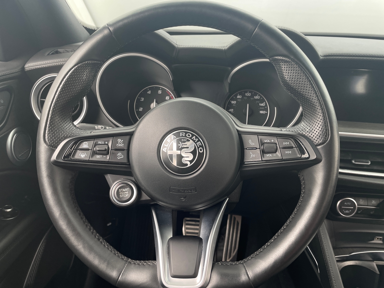 Thumbnail: 2023 Alfa Romeo Stelvio - 4