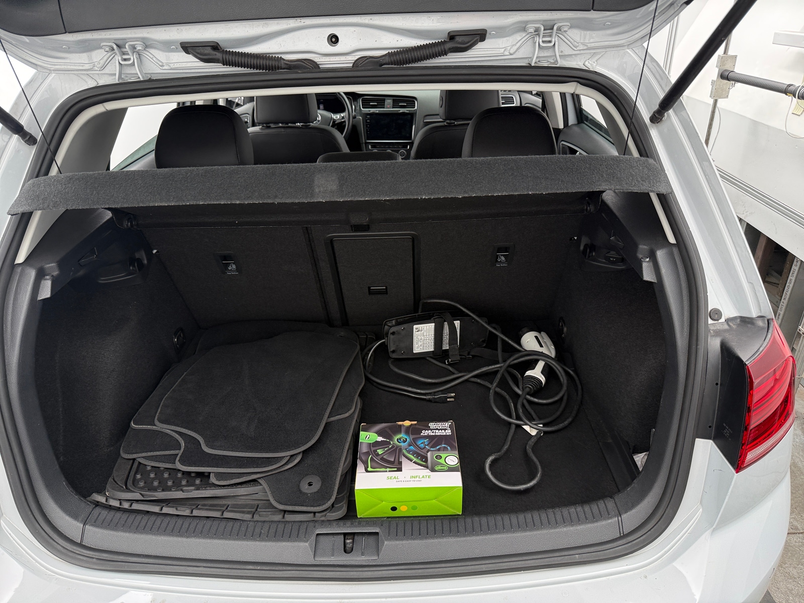 Thumbnail: 2019 Volkswagen e-Golf - 6