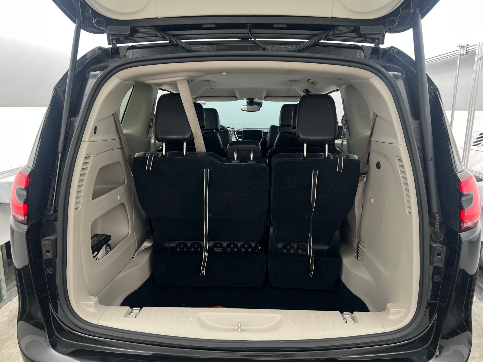 Thumbnail: 2023 Chrysler Pacifica - 6