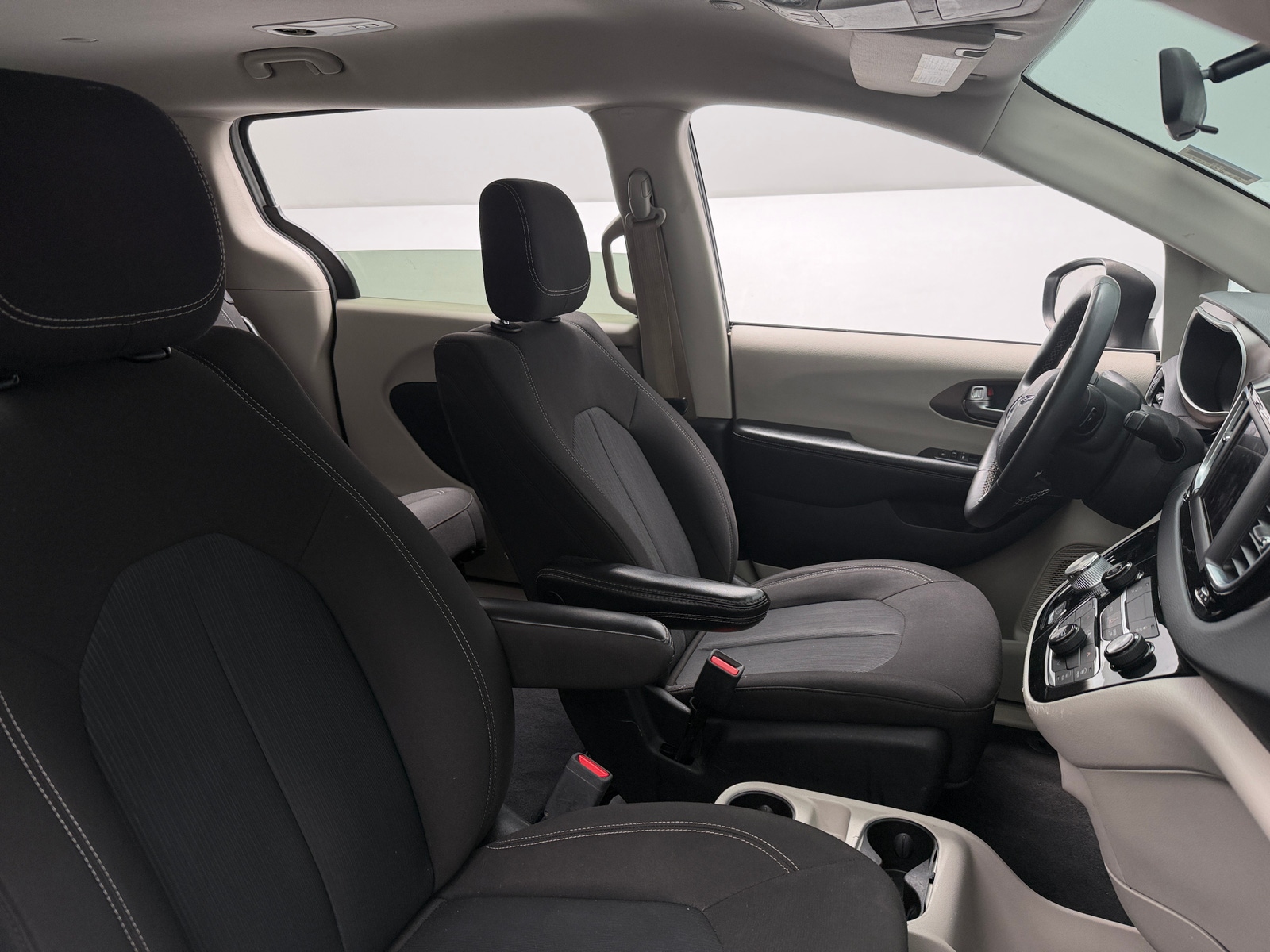 Thumbnail: 2022 Chrysler Voyager - 2