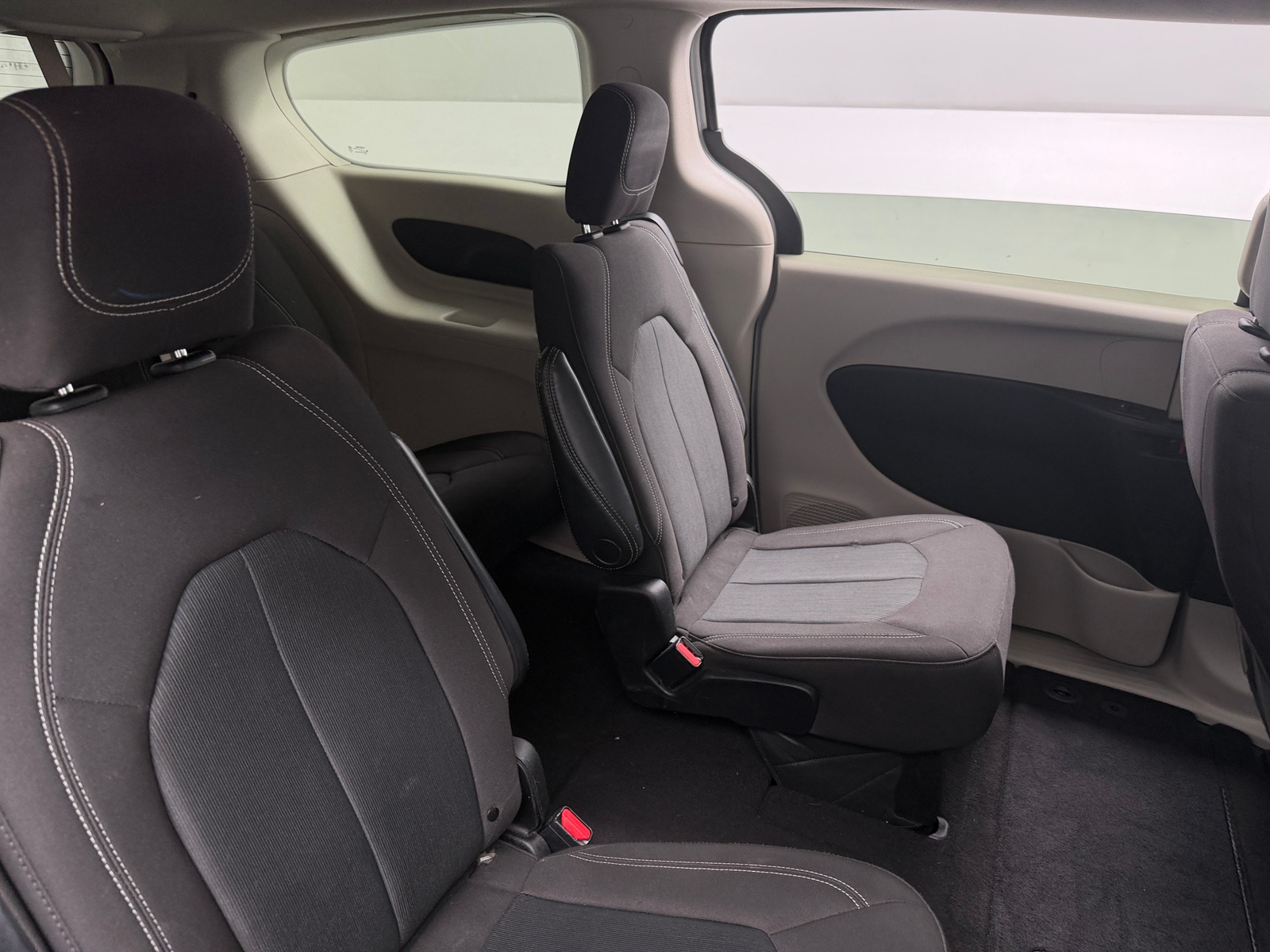 Thumbnail: 2022 Chrysler Voyager - 6