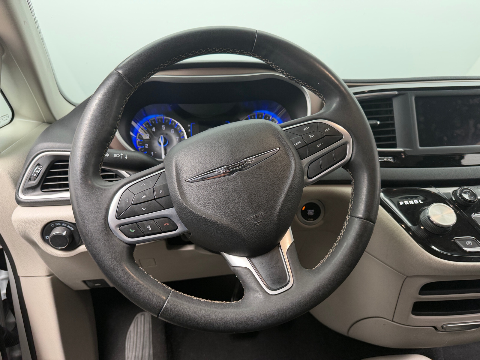 Thumbnail: 2022 Chrysler Voyager - 5
