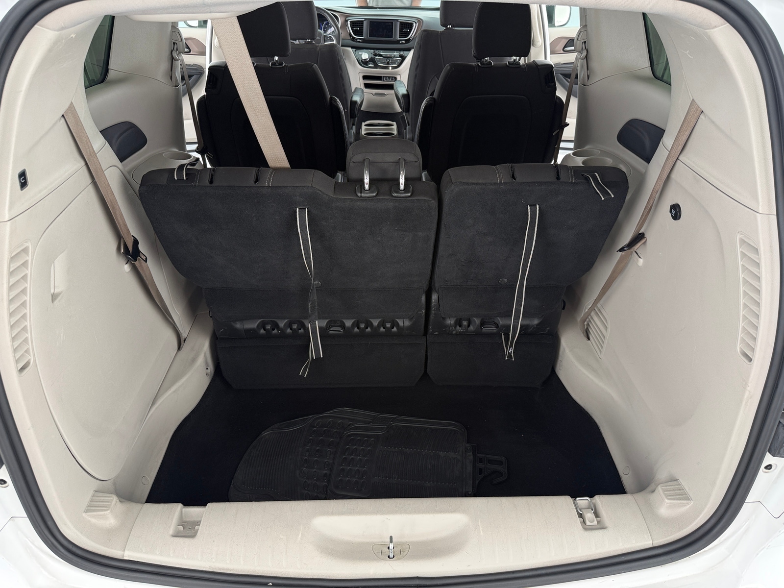 Thumbnail: 2022 Chrysler Voyager - 7