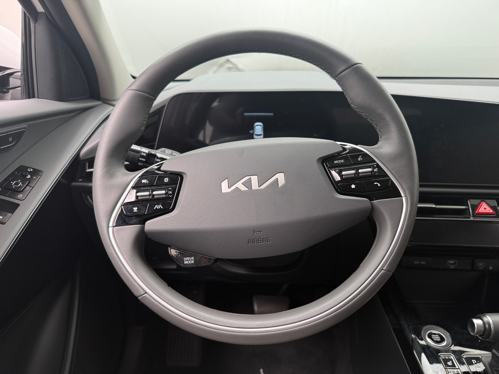 Thumbnail: 2023 Kia Niro - 4