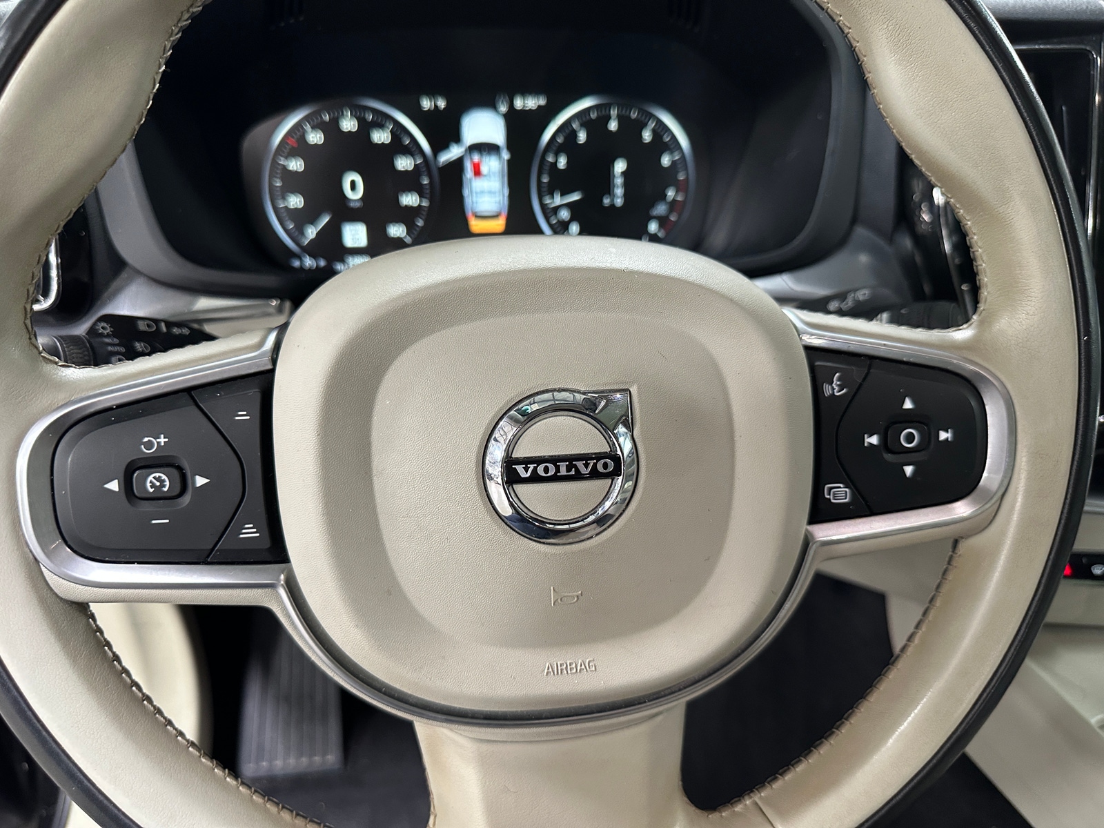 Thumbnail: 2018 Volvo XC60 - 4
