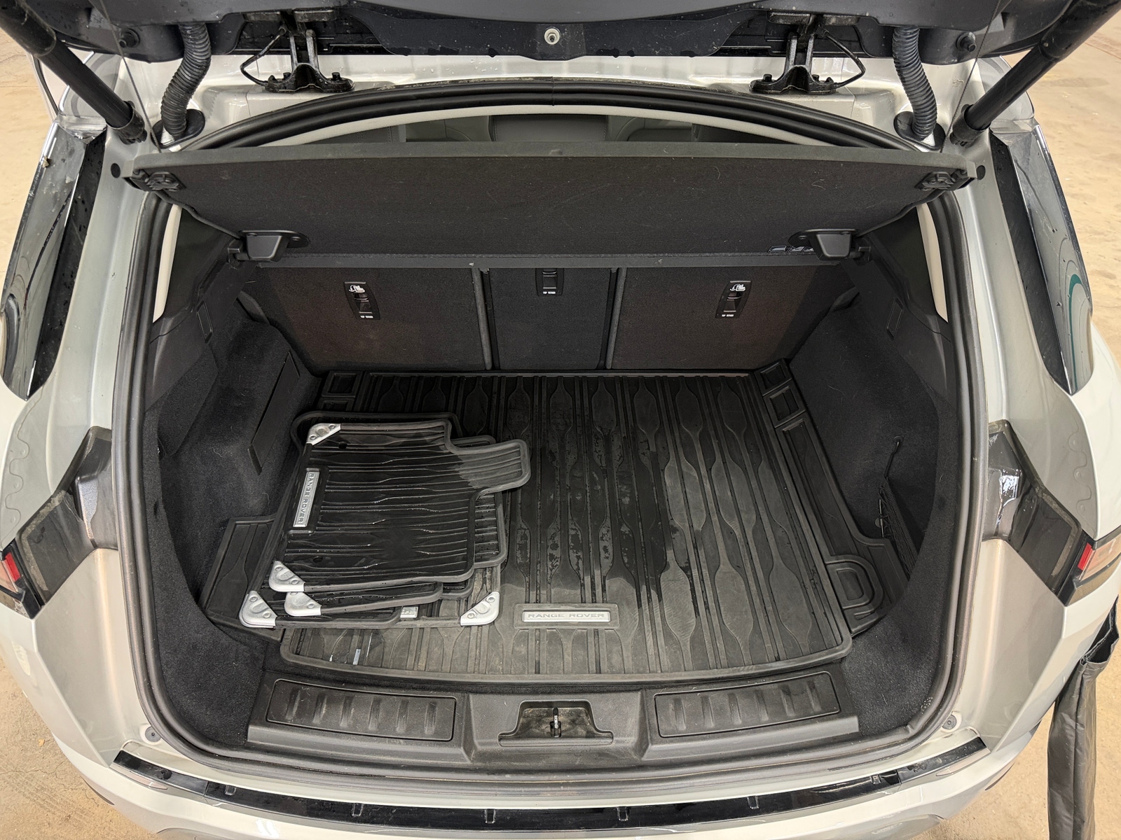 Thumbnail: 2020 Land Rover Range Rover Evoque - 6
