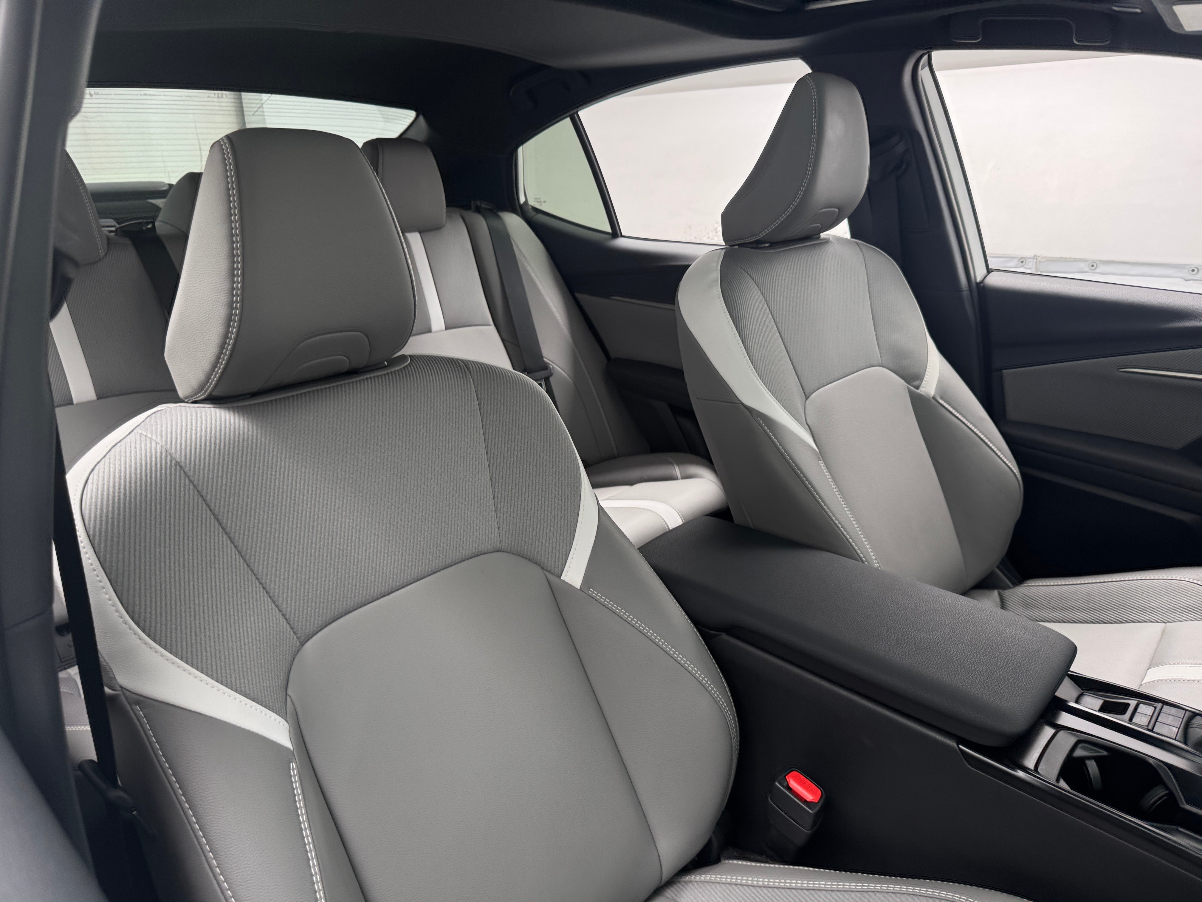 2025 Toyota Camry SE - Photo 3