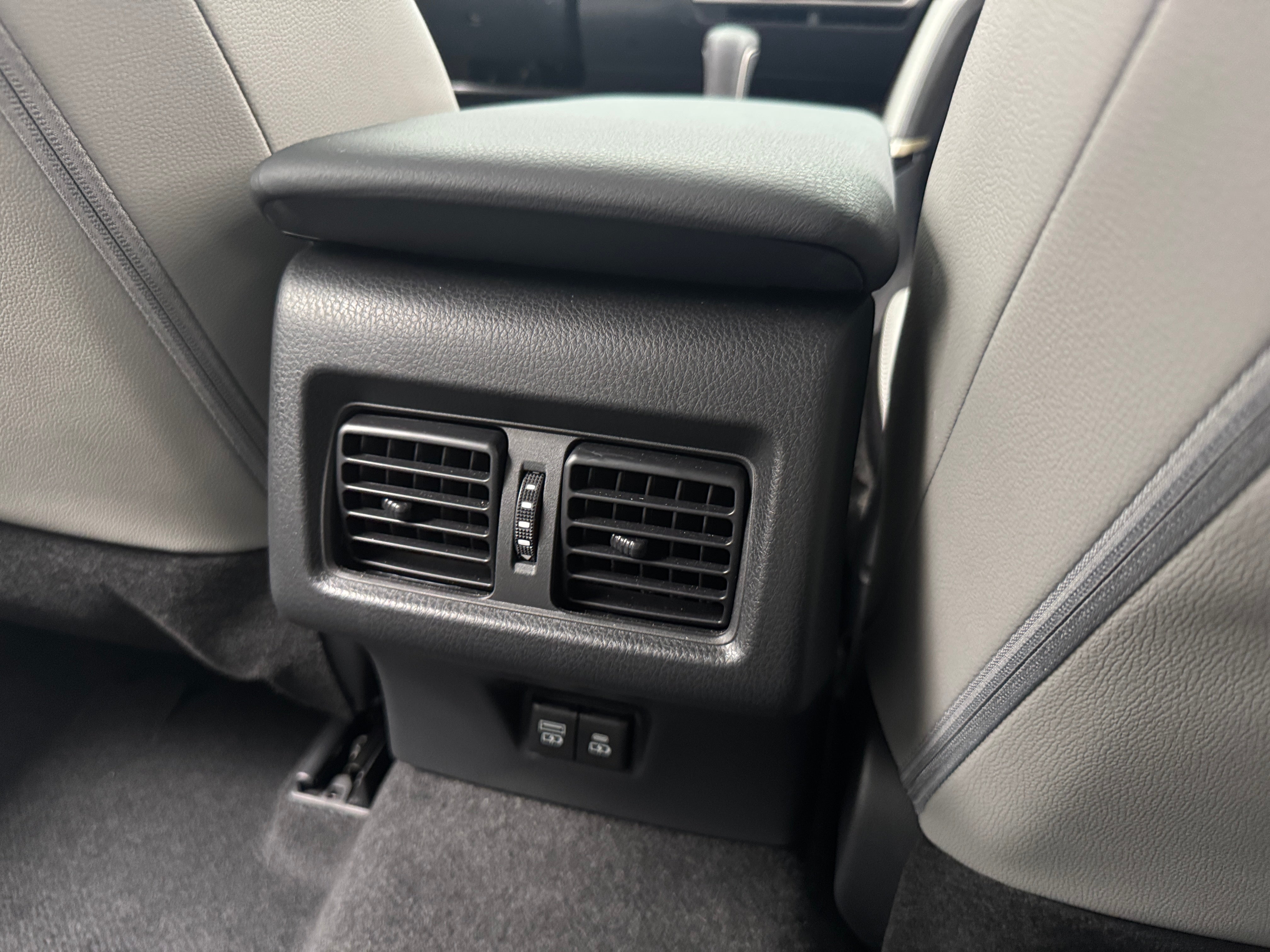 2025 Toyota Camry SE - Photo 5