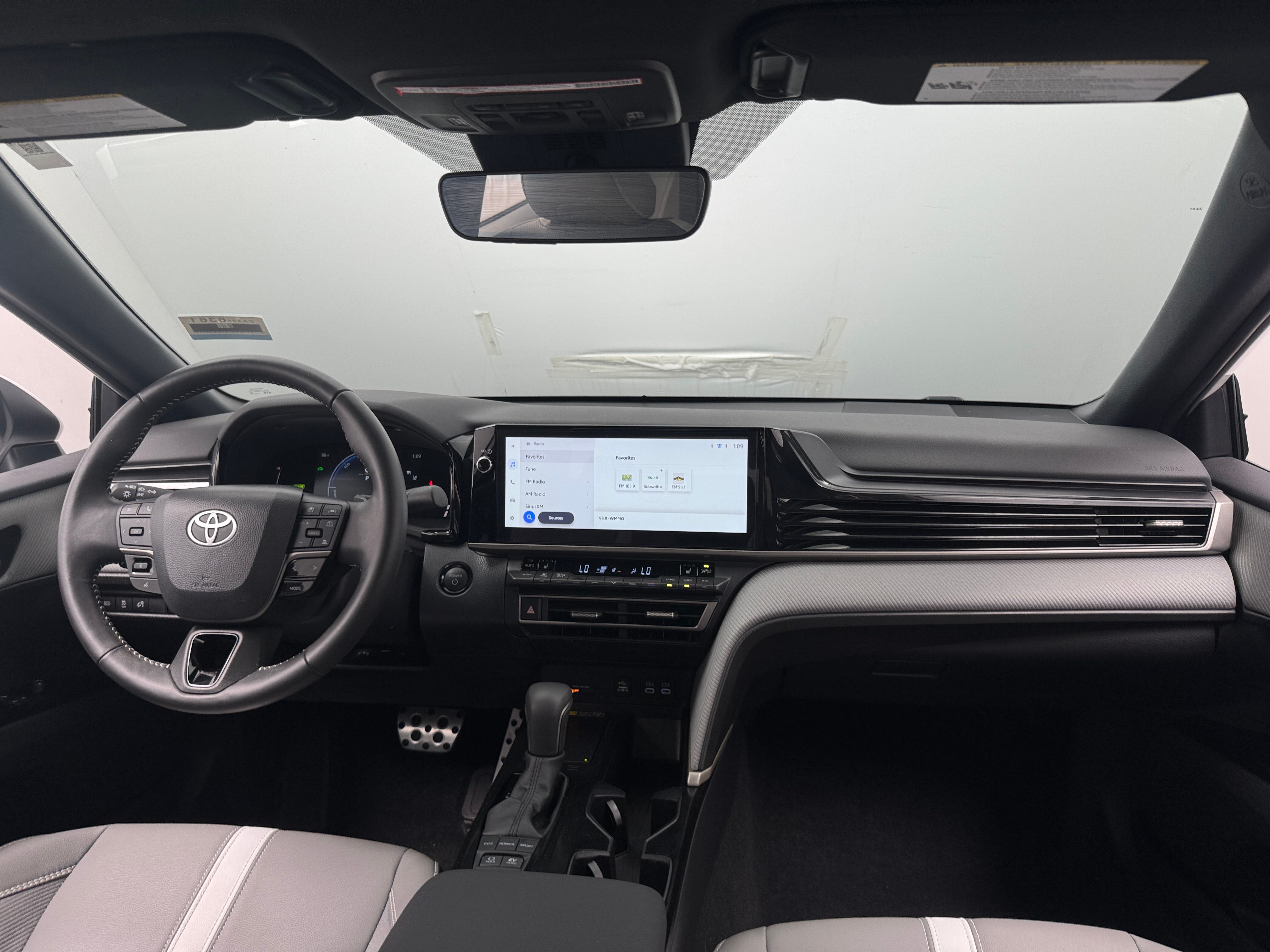 2025 Toyota Camry SE - Photo 6
