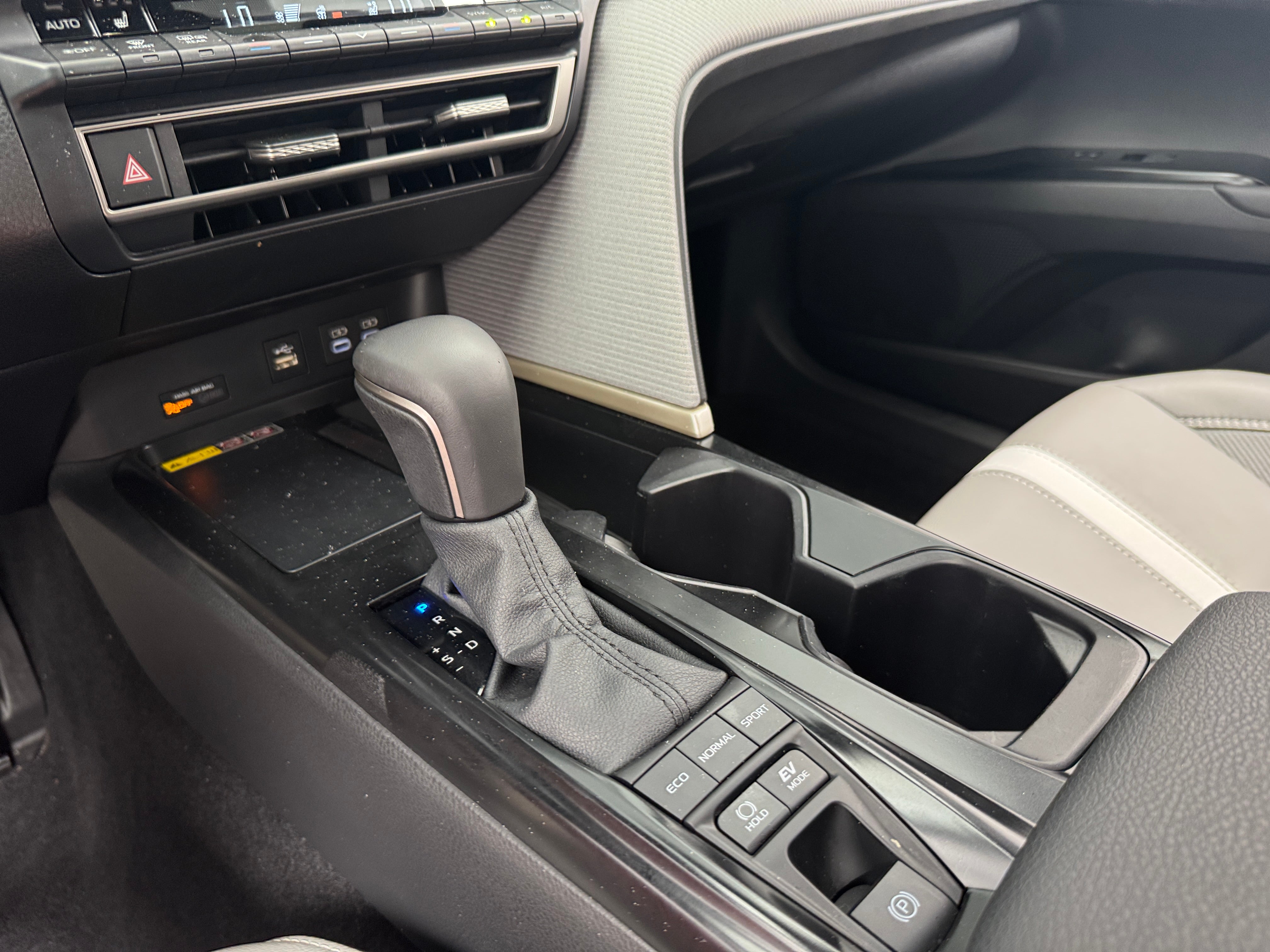 2025 Toyota Camry SE - Photo 7