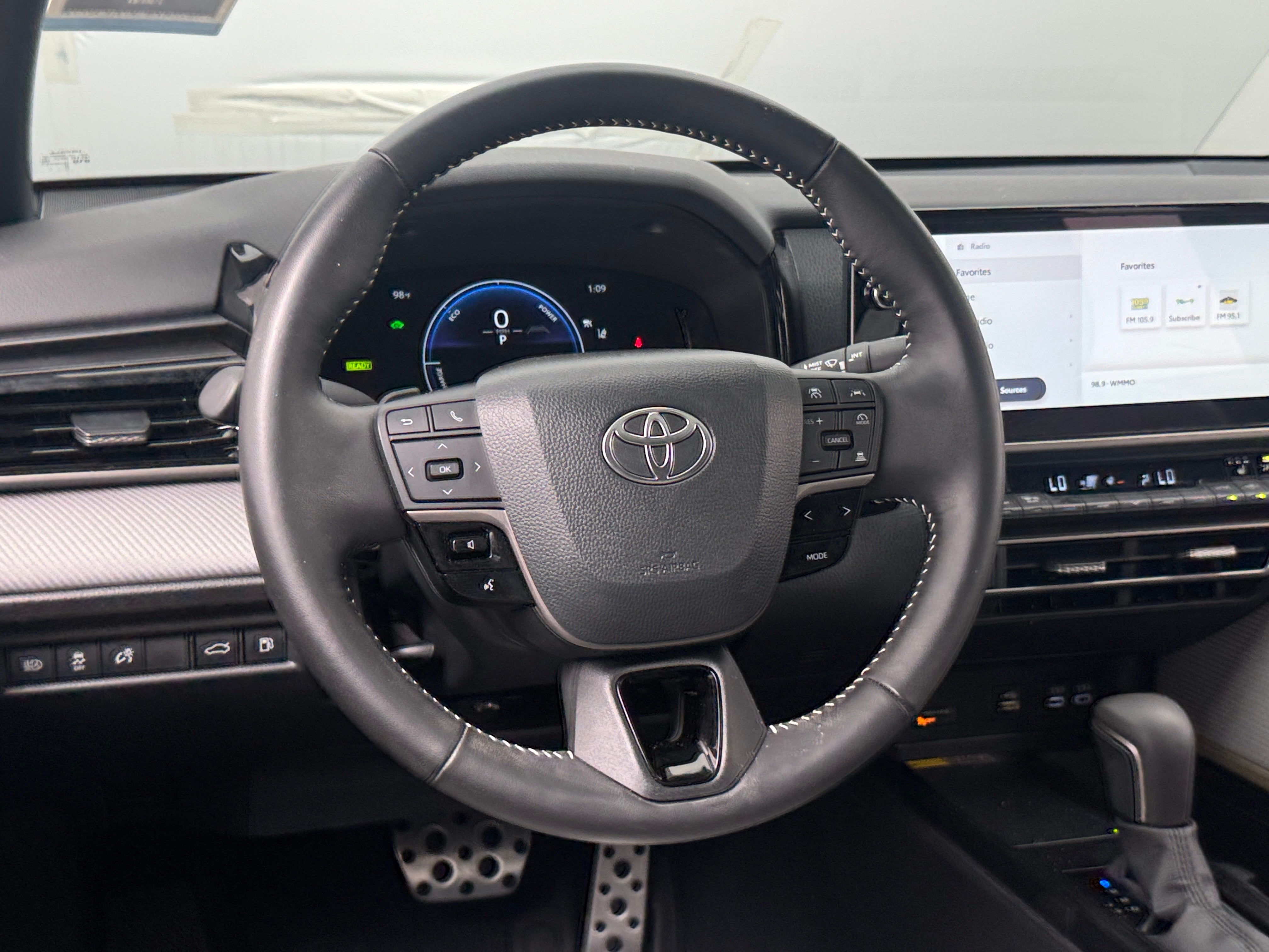 2025 Toyota Camry SE - Photo 8
