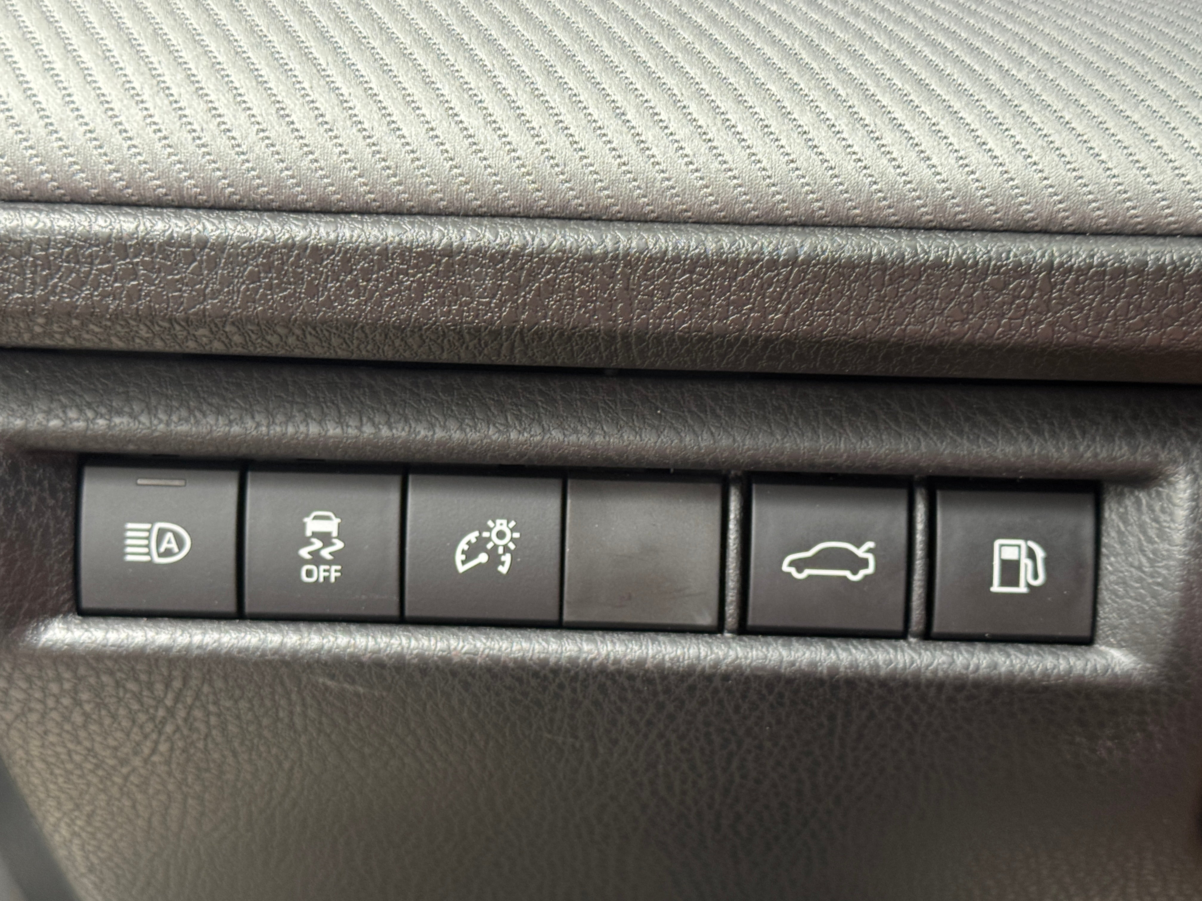 2025 Toyota Camry SE - Photo 10