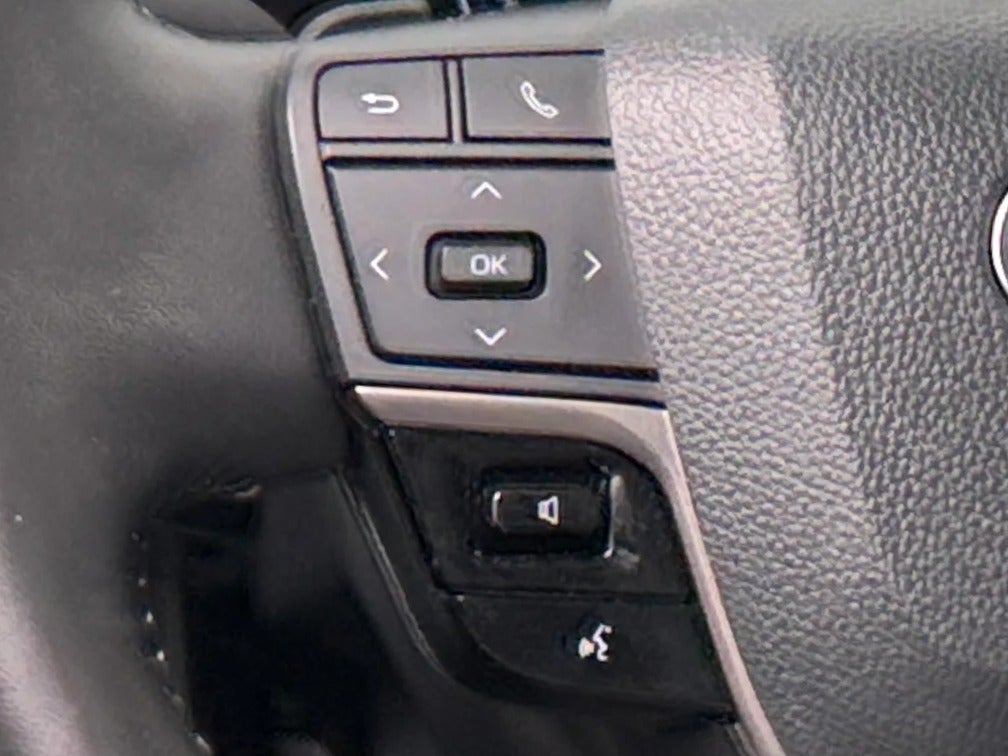2025 Toyota Camry SE - Photo 19
