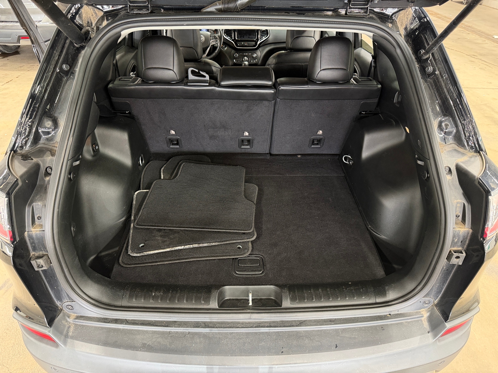 Thumbnail: 2019 Jeep Cherokee - 6