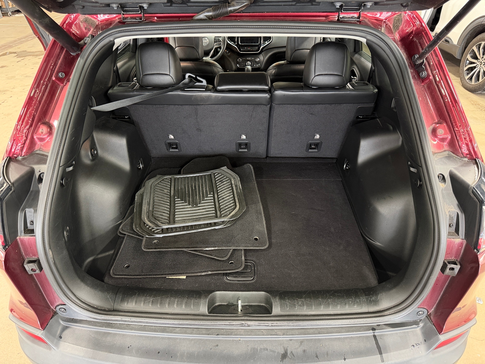 Thumbnail: 2019 Jeep Cherokee - 6