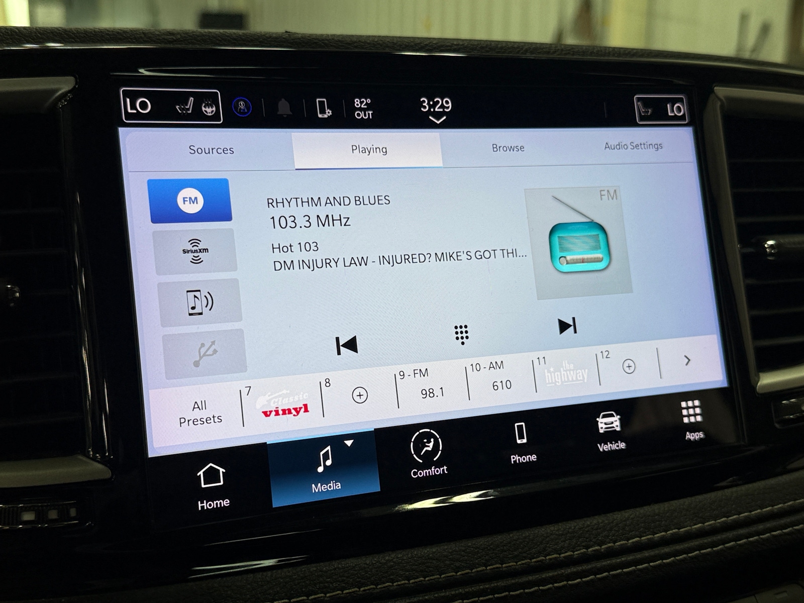 Thumbnail: 2023 Chrysler Pacifica - 3