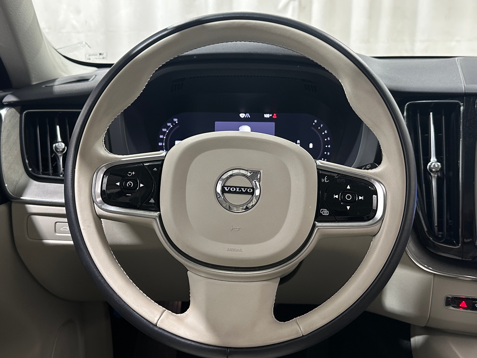 Thumbnail: 2023 Volvo XC60 - 4
