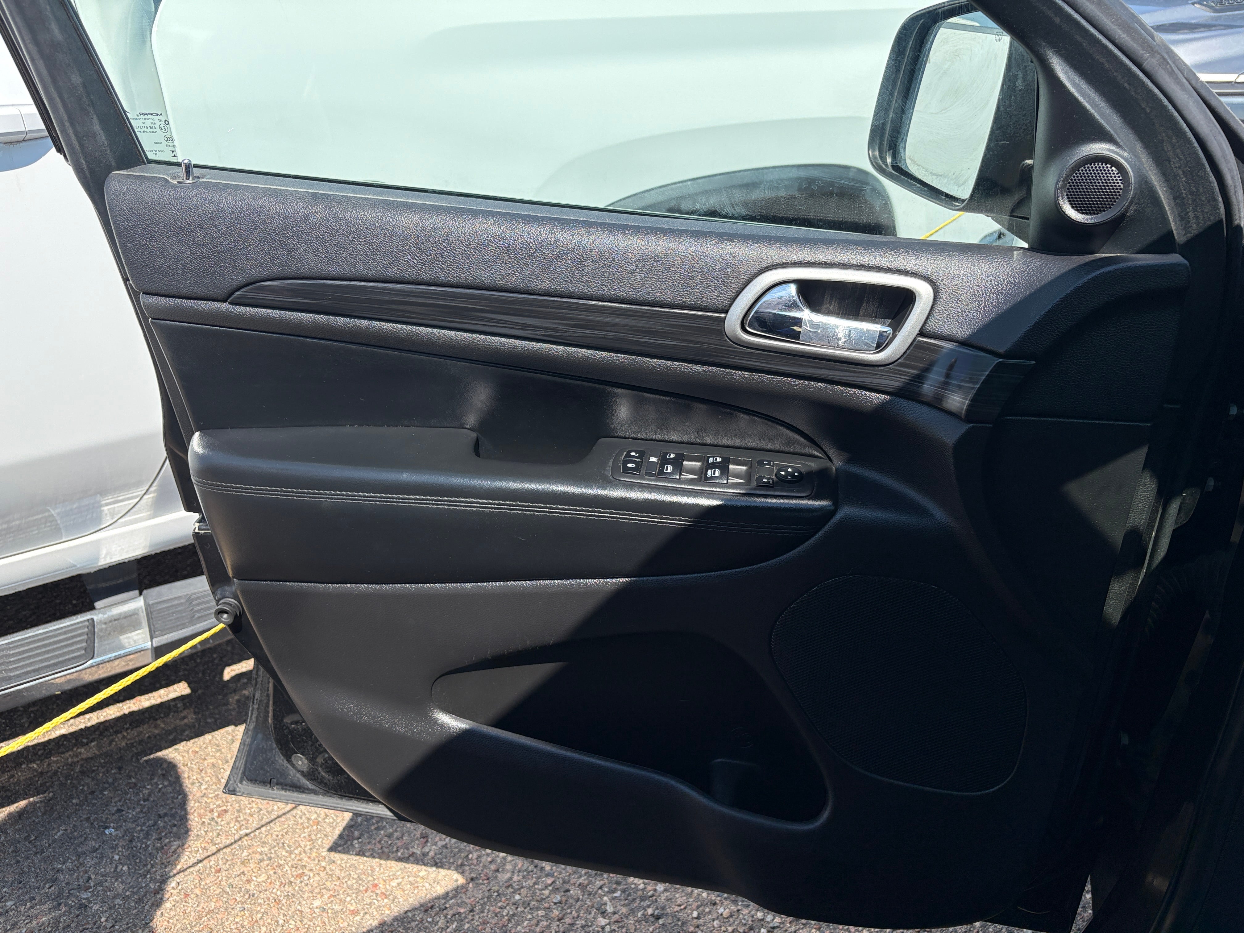 Used 2019 Jeep Grand Cherokee Laredo E with VIN 1C4RJFAG5KC653217 for sale in Pewaukee, WI