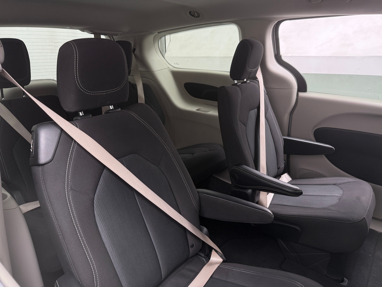 Thumbnail: 2022 Chrysler Voyager - 6