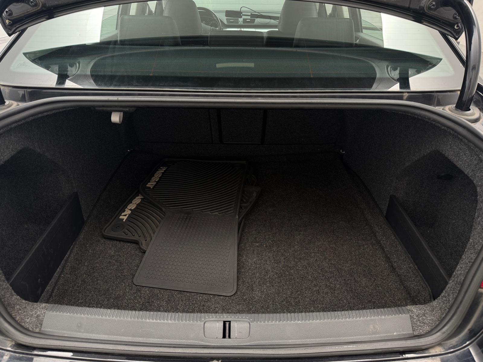 Thumbnail: 2010 Volkswagen Passat - 6