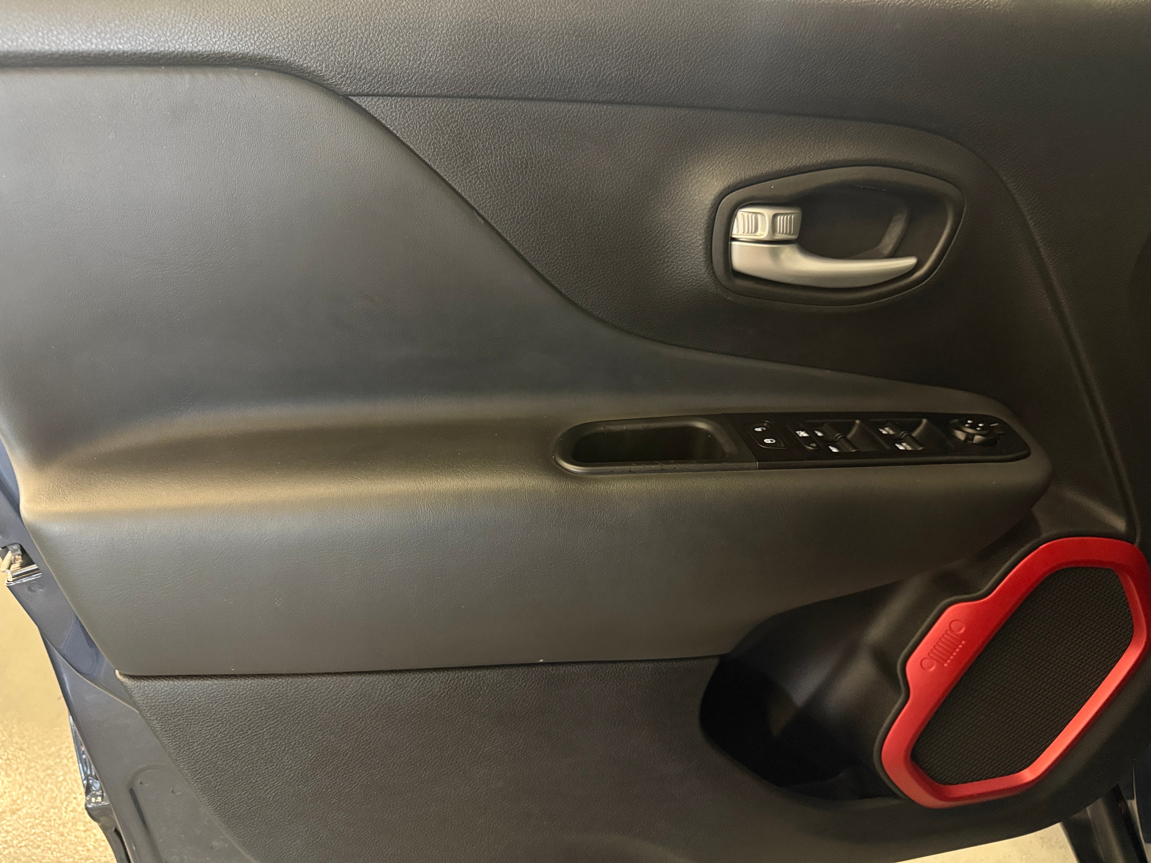 2023 Jeep Renegade Trailhawk - Photo 9