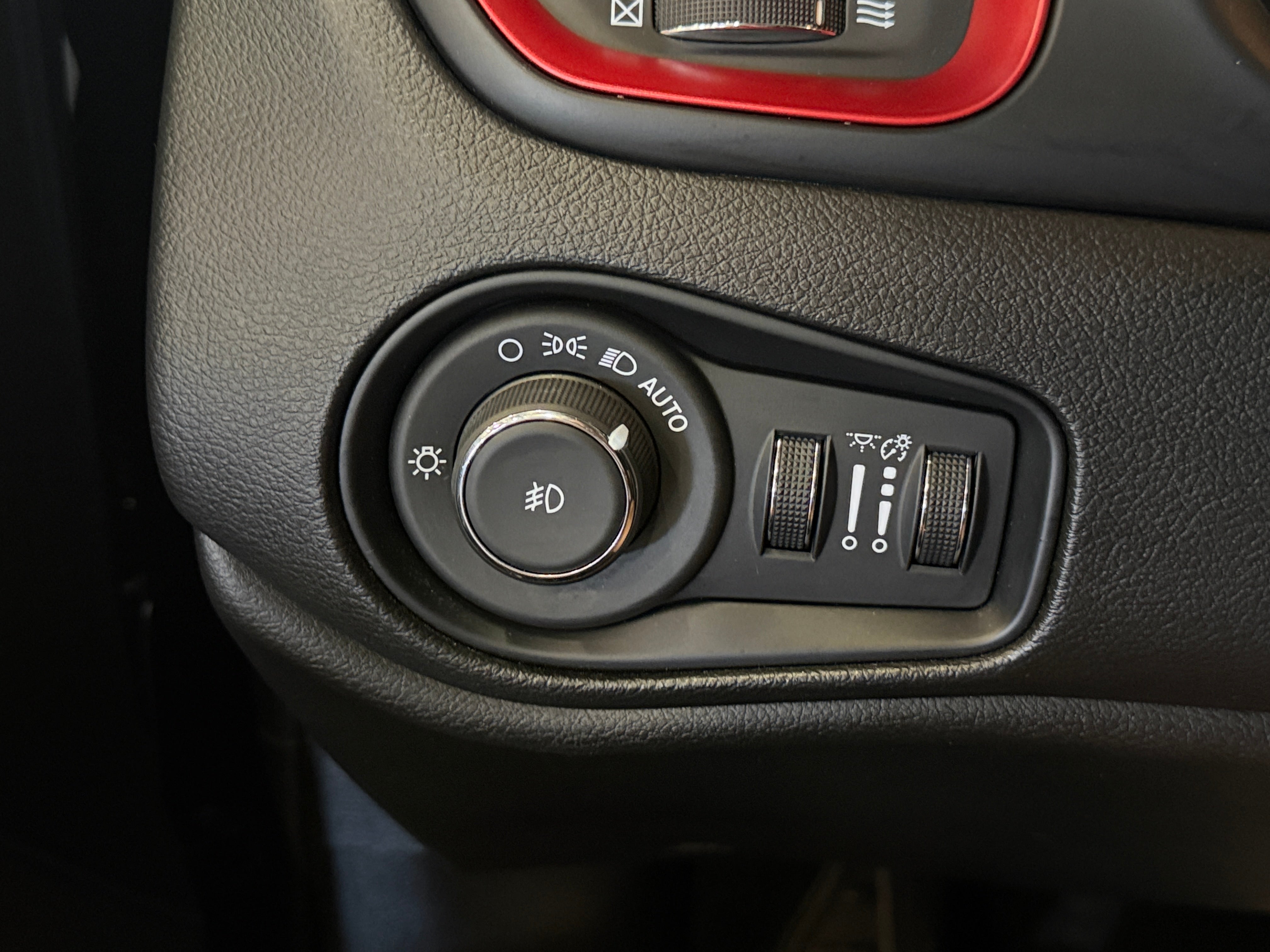 2023 Jeep Renegade Trailhawk - Photo 3