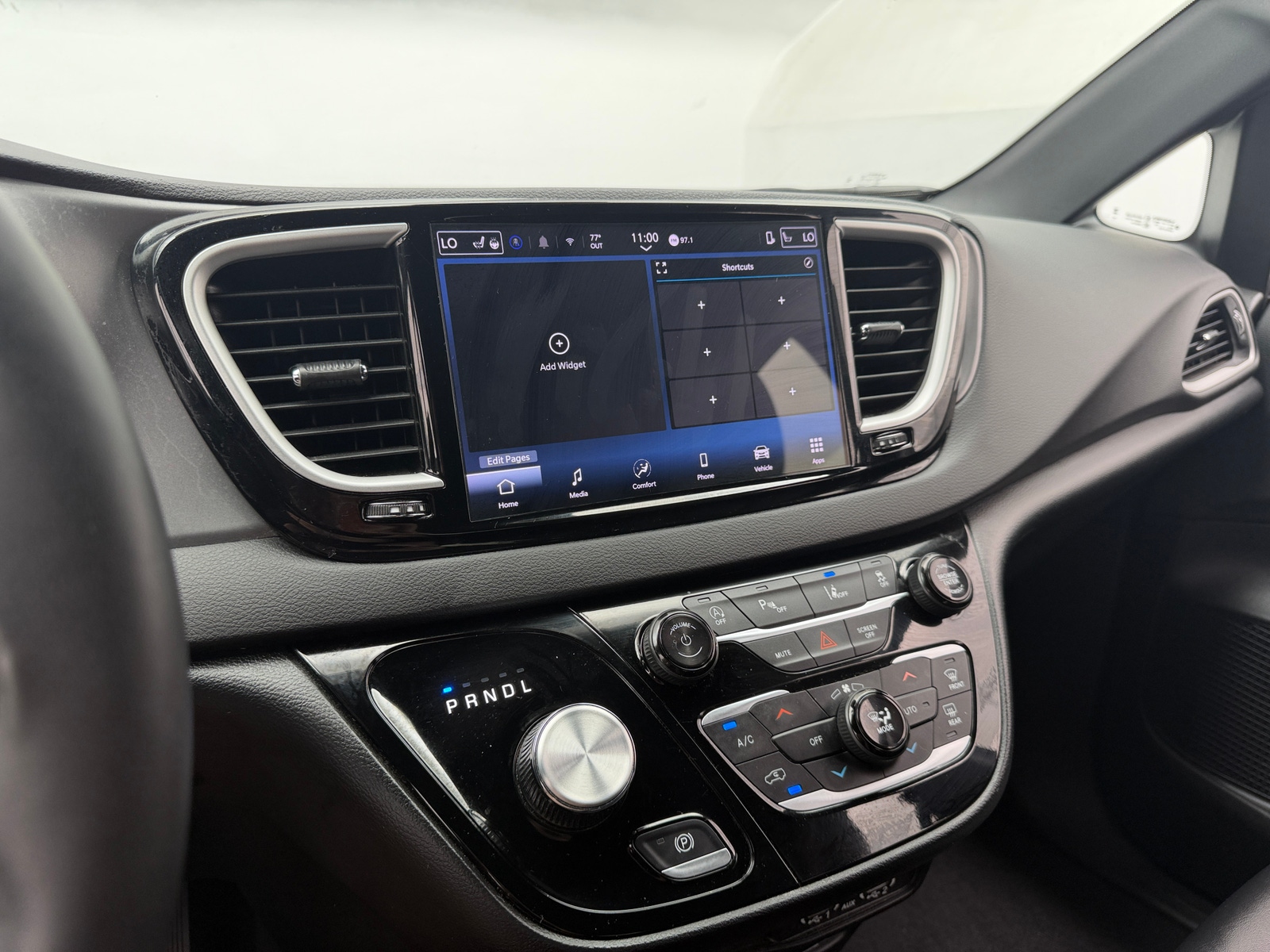 Thumbnail: 2025 Chrysler Pacifica - 3