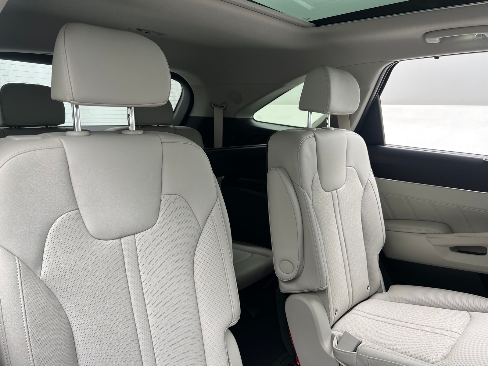 Thumbnail: 2023 Kia Sorento - 5