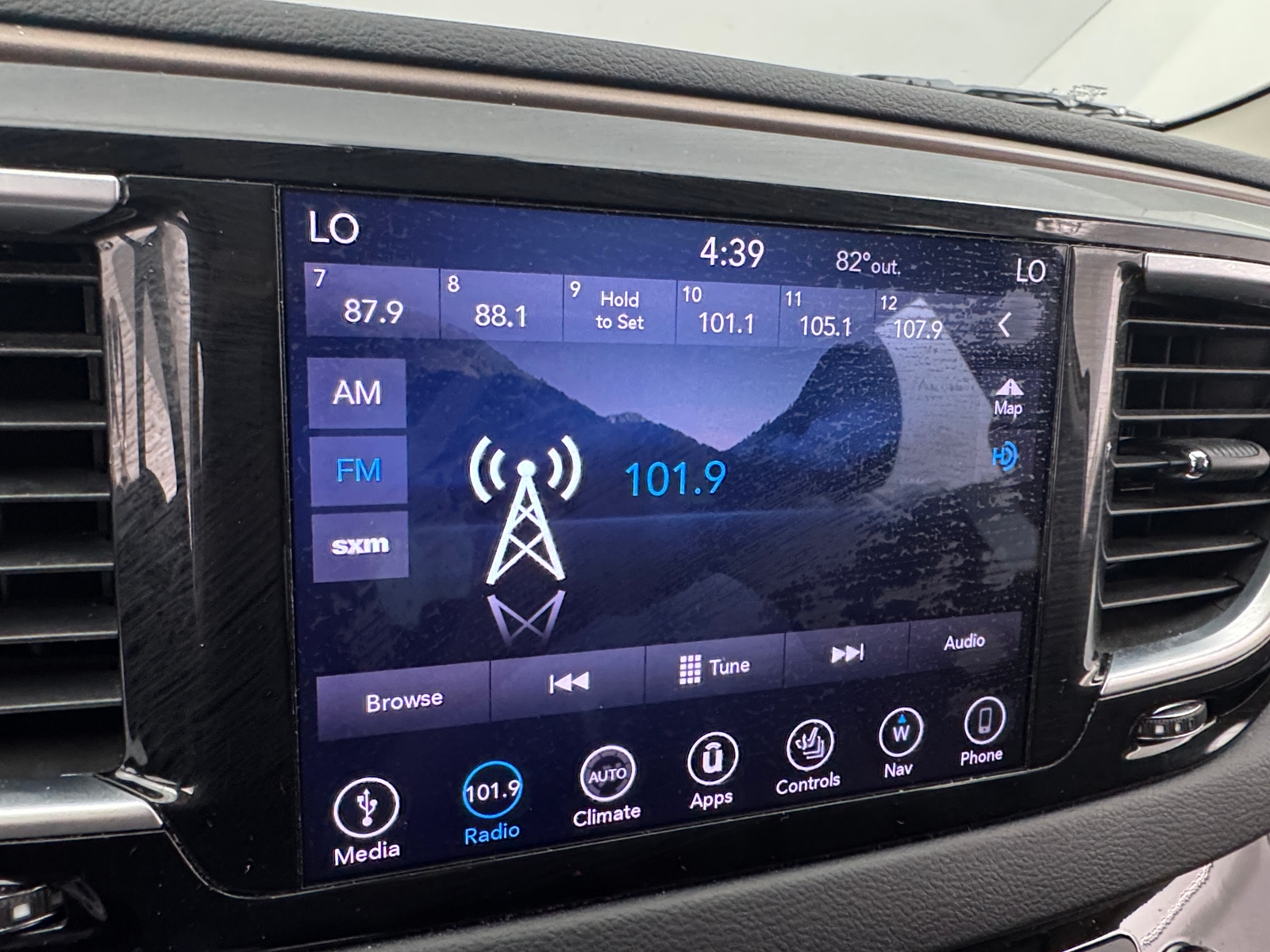Thumbnail: 2018 Chrysler Pacifica - 3