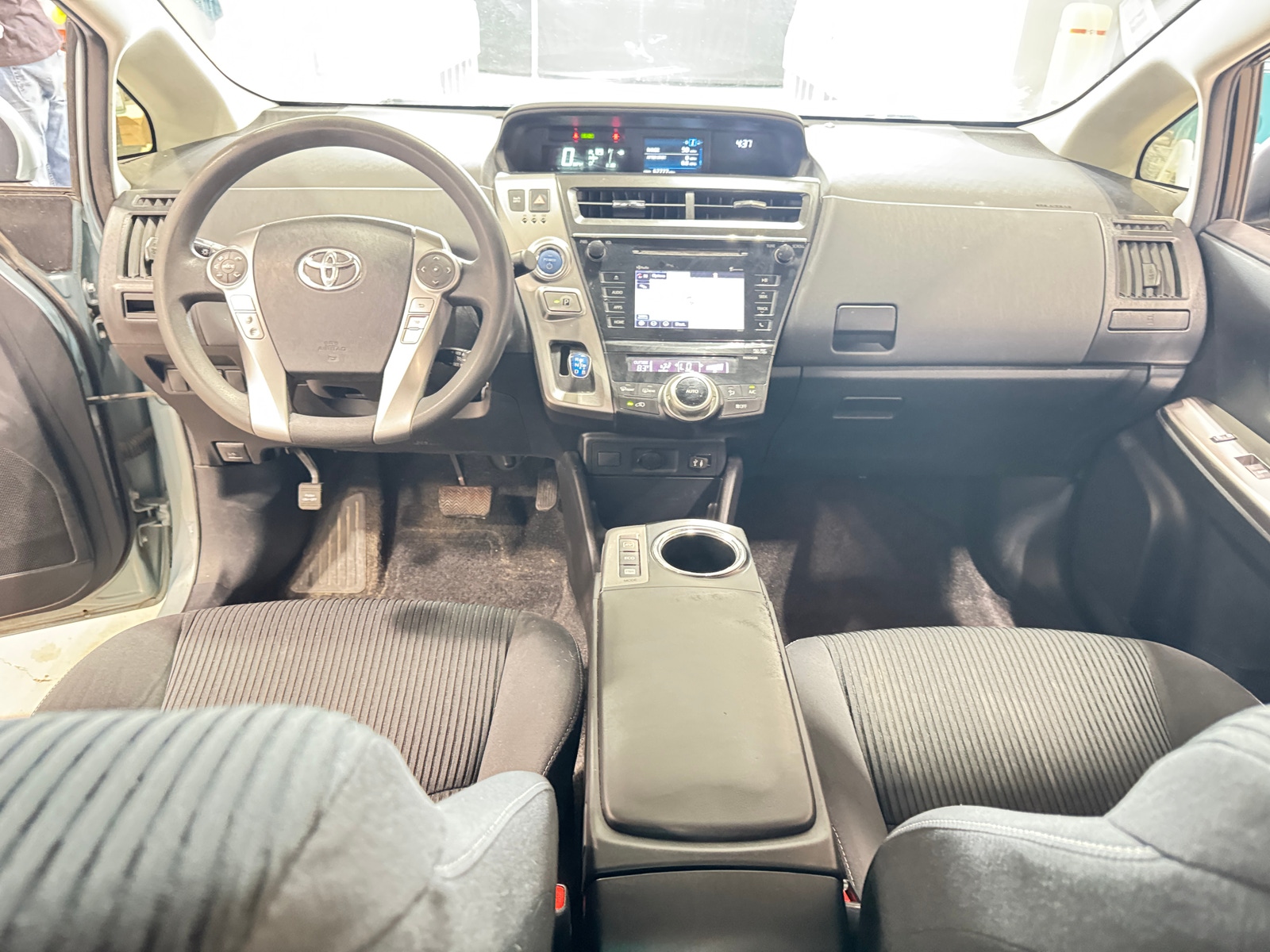 Thumbnail: 2015 Toyota Prius v - 3