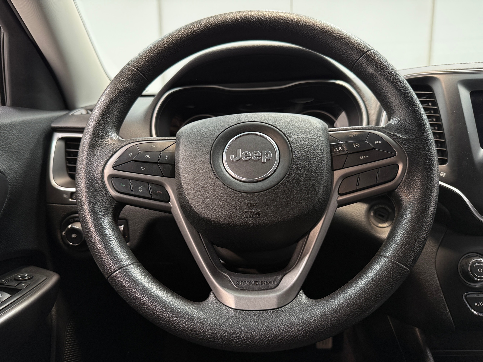 Thumbnail: 2019 Jeep Cherokee - 5