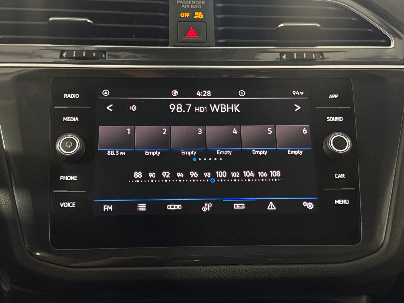 Thumbnail: 2023 Volkswagen Tiguan - 4