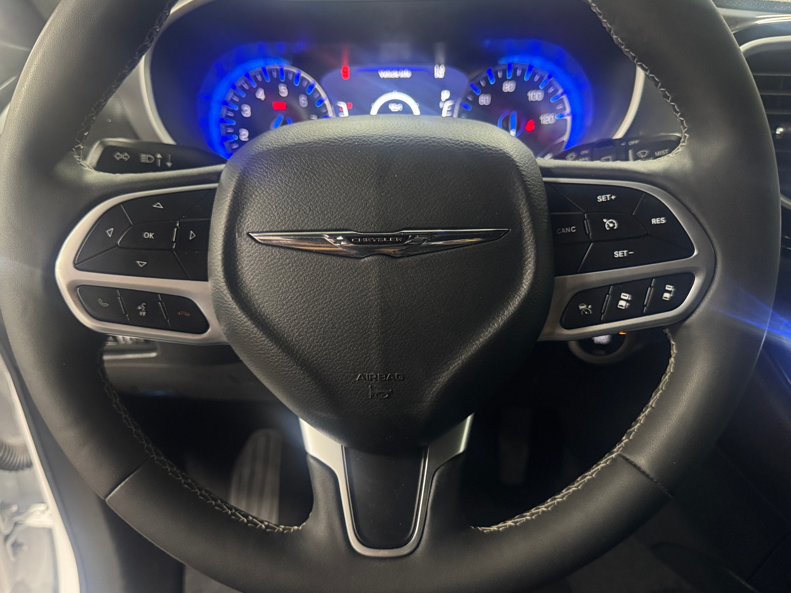 Thumbnail: 2025 Chrysler Pacifica - 4