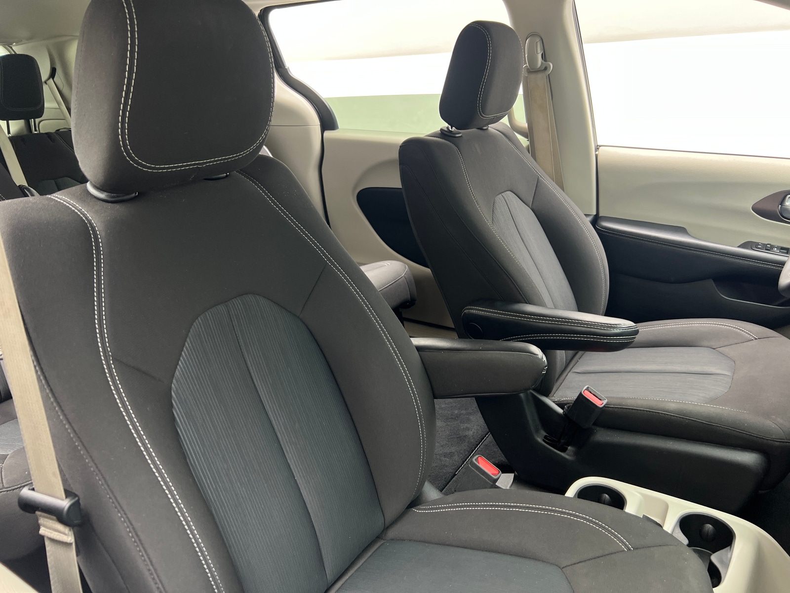 Thumbnail: 2023 Chrysler Voyager - 2