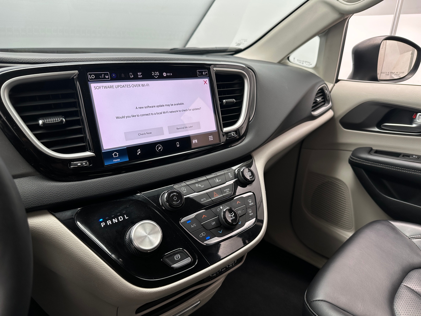 Thumbnail: 2023 Chrysler Pacifica - 3