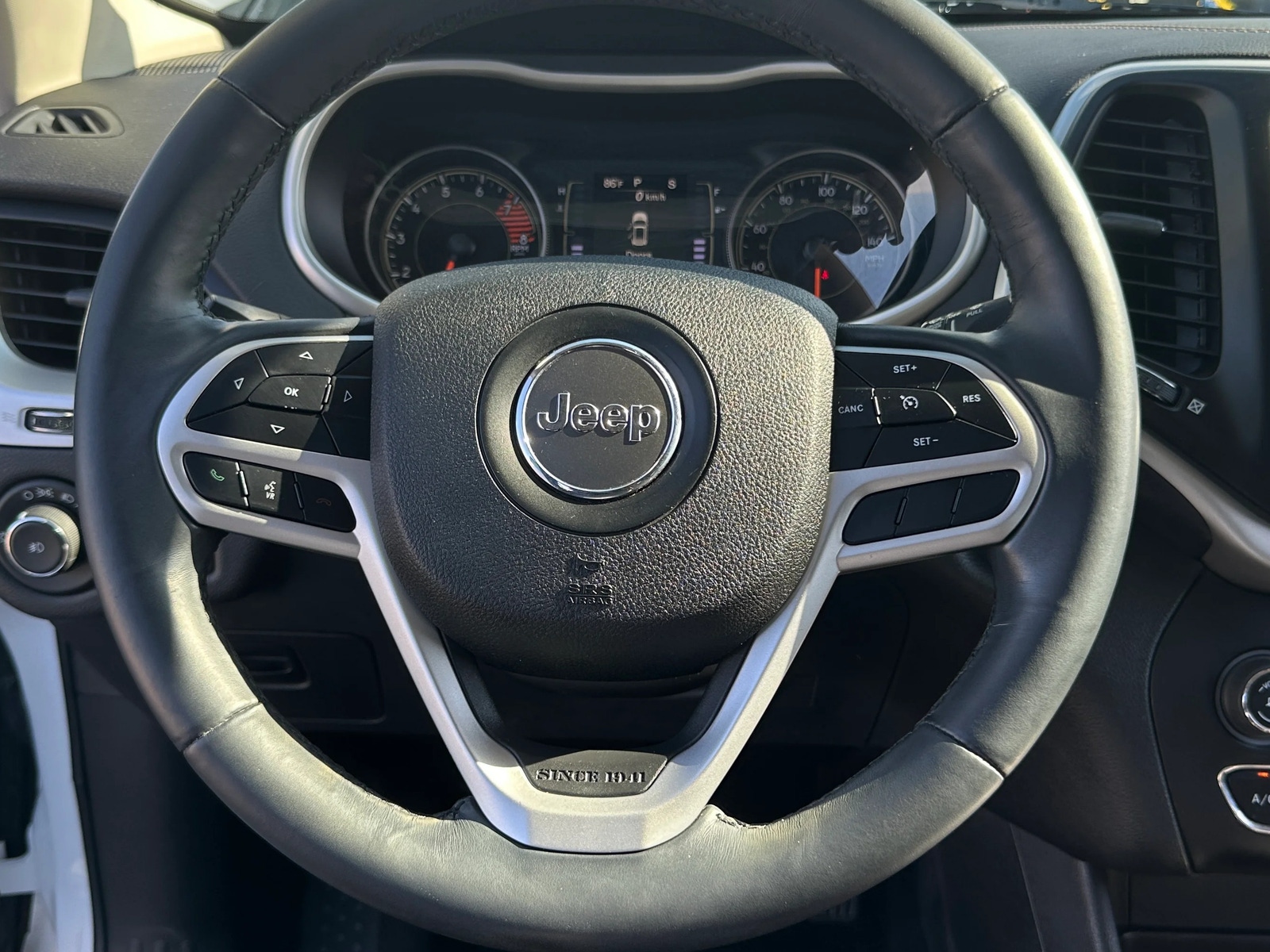 Thumbnail: 2018 Jeep Cherokee - 5