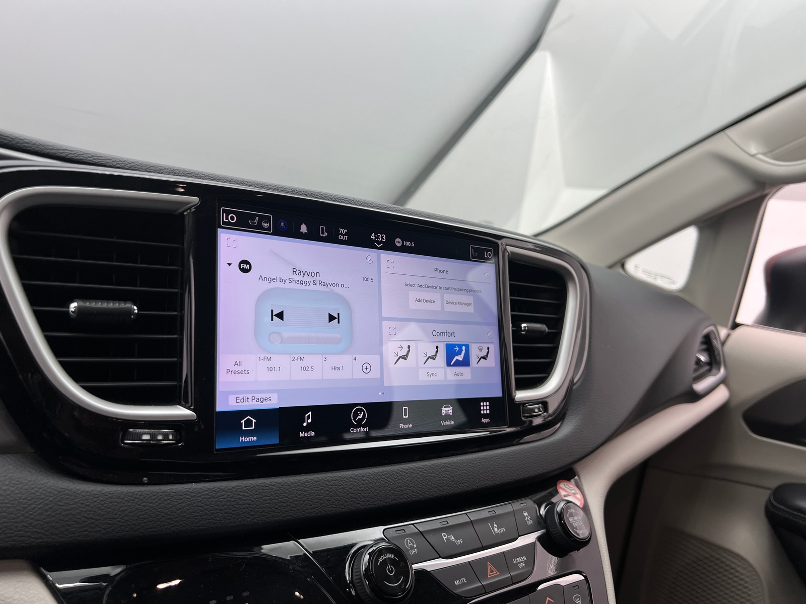 Thumbnail: 2023 Chrysler Pacifica - 3