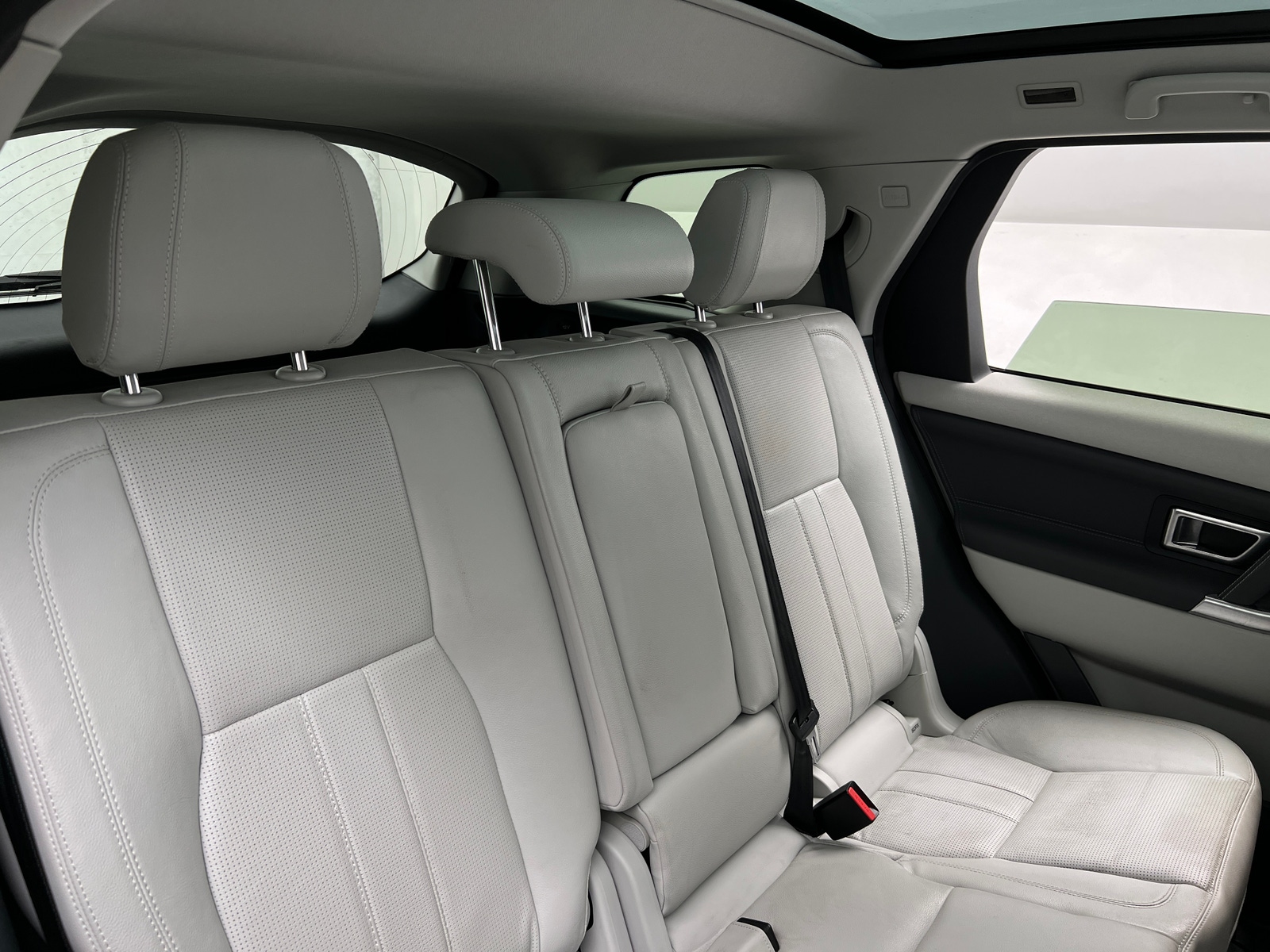 Thumbnail: 2017 Land Rover Discovery Sport - 6