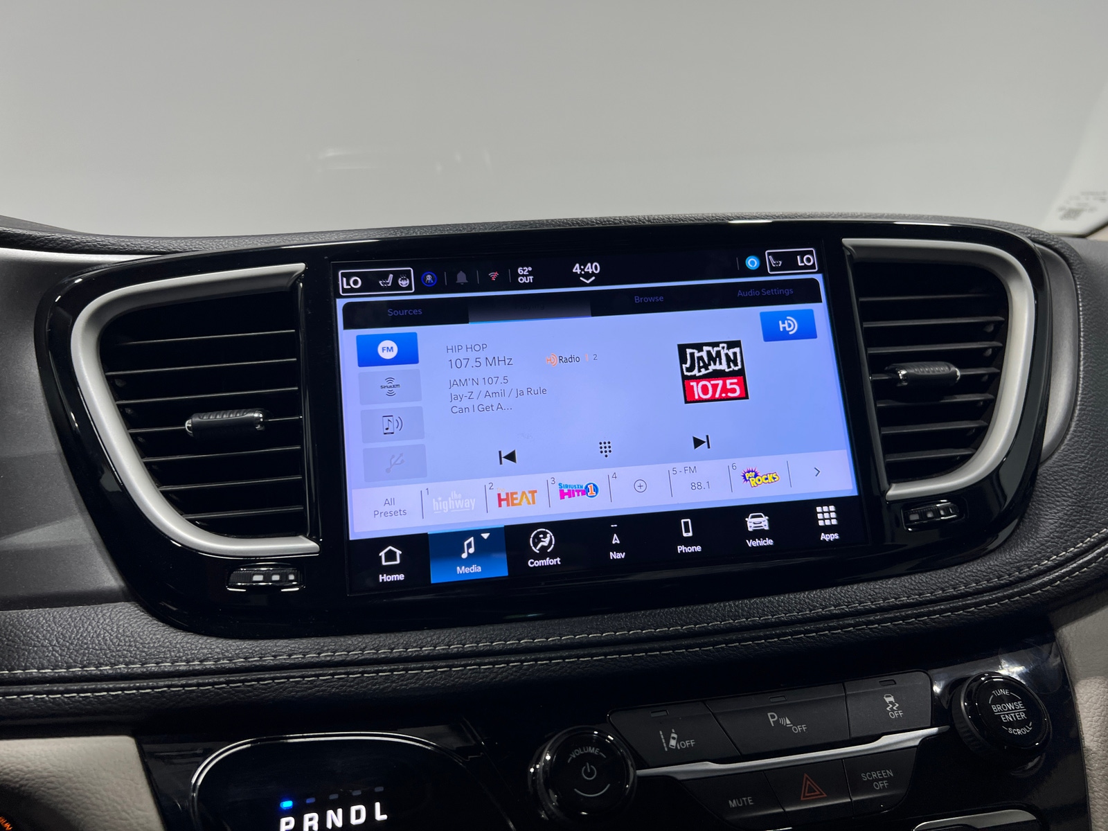 Thumbnail: 2024 Chrysler Pacifica - 3
