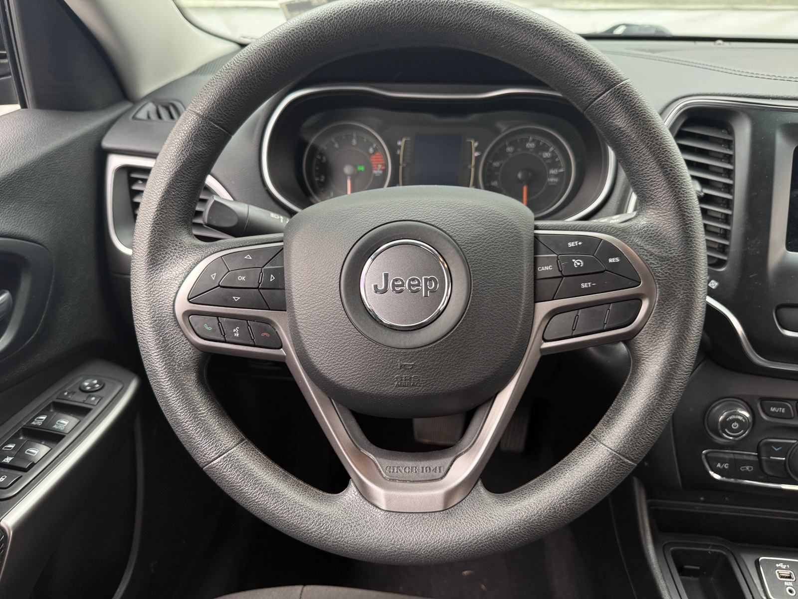 Thumbnail: 2021 Jeep Cherokee - 5