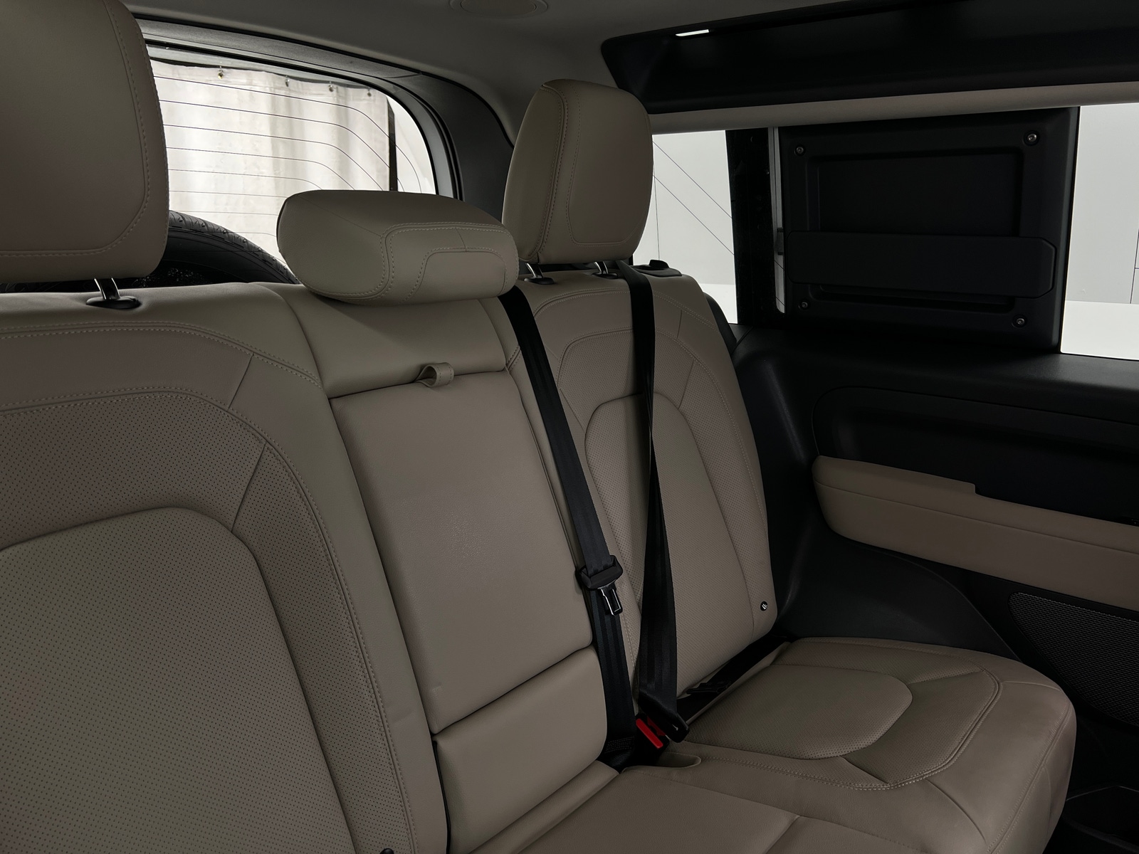 Thumbnail: 2023 Land Rover Defender - 6