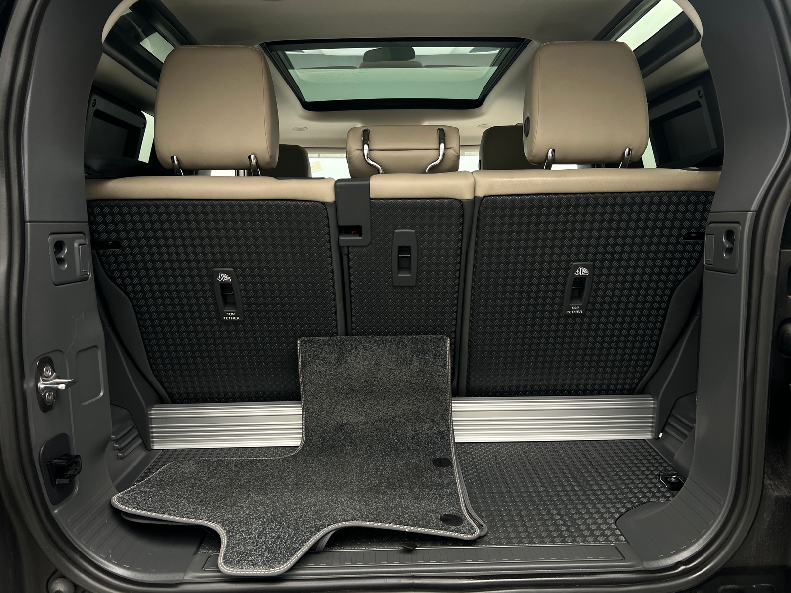 Thumbnail: 2023 Land Rover Defender - 7