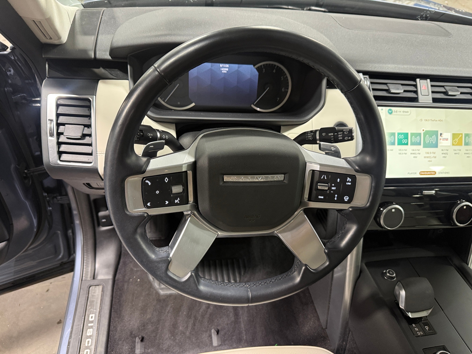 Thumbnail: 2023 Land Rover Discovery - 5