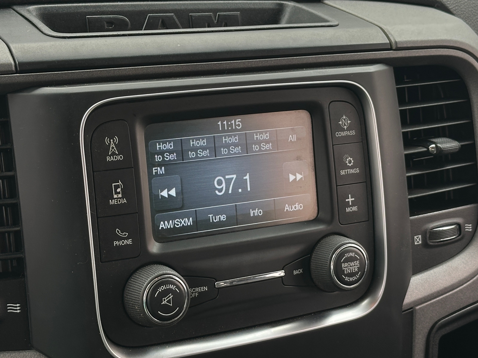 Thumbnail: 2019 RAM 1500 Classic - 4