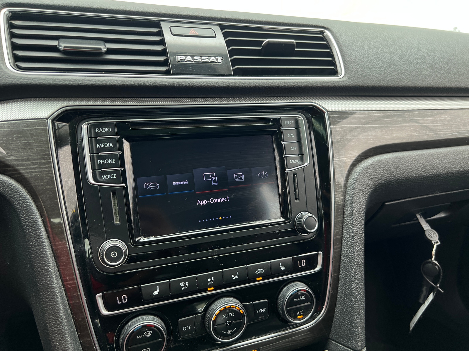 Thumbnail: 2018 Volkswagen Passat - 3