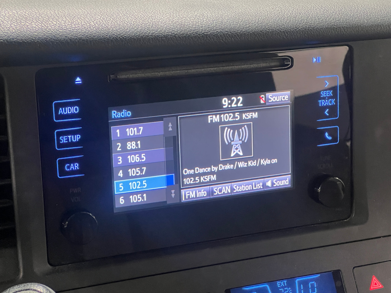 Thumbnail: 2015 Toyota Sienna - 4