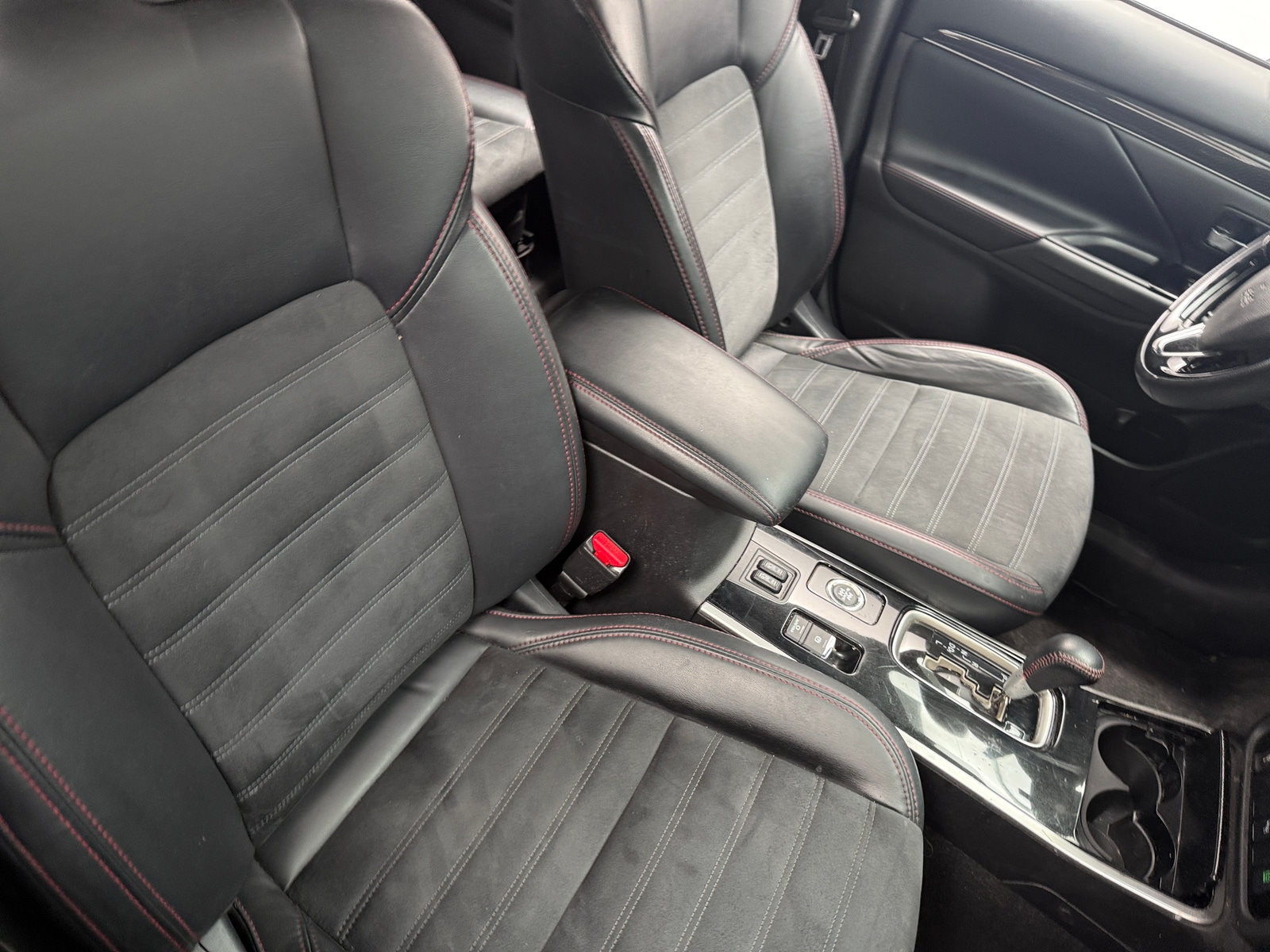 Thumbnail: 2020 Mitsubishi Outlander - 2